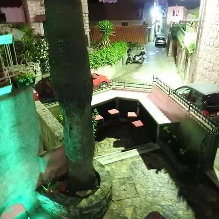 Stone Garden Escape With Jacuzzi Appartement Split